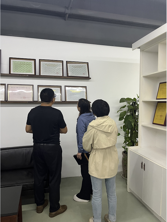 大渡口區(qū)住建委領(lǐng)導(dǎo)走訪我司