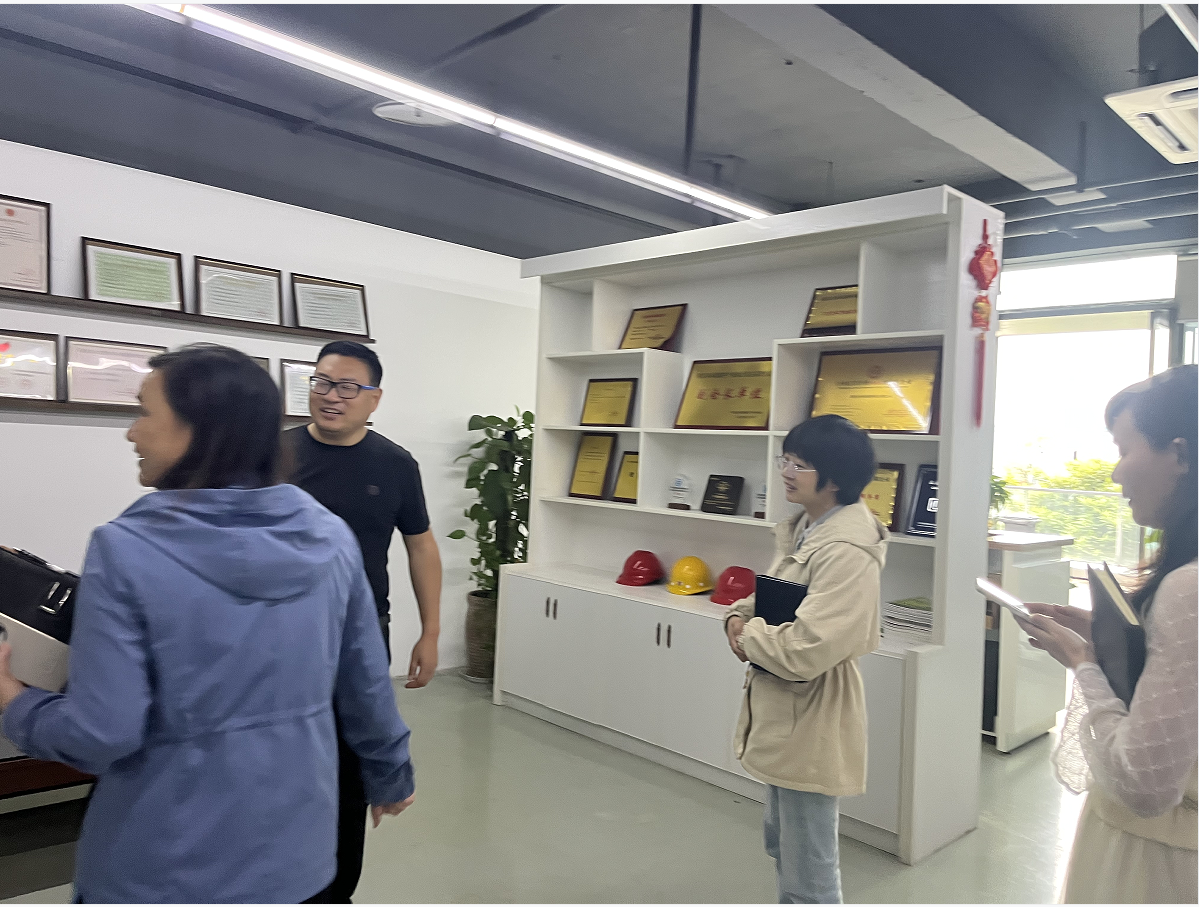 大渡口區(qū)住建委領(lǐng)導(dǎo)走訪我司